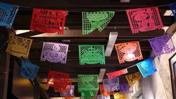 Guirlande Papel Picado, drapeaux perforés en papier. Fête mexicaine ou fiesta. — Photo