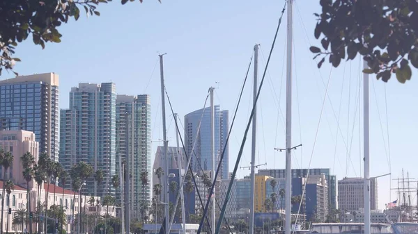 Yachten im Yachthafen, Skyline der Innenstadt, Stadtbild von San Diego, Kalifornien, USA. — Stockfoto