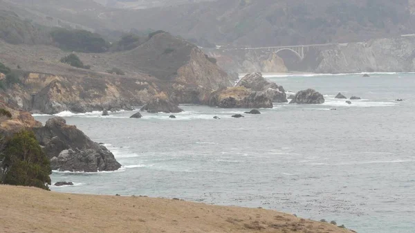 Pont du ruisseau Bixby, océan, temps brumeux brumeux. Californie côte du Pacifique autoroute — Photo