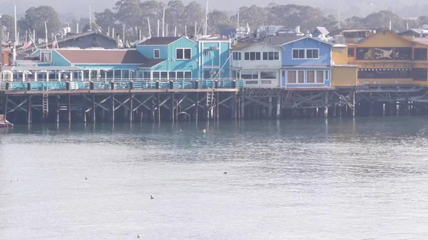 Casas de madeira coloridas em pilhas ou pilares, Old Fishermans Wharf, Monterey Bay. — Fotografia de Stock