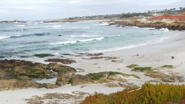 17 milhas de carro, Monterey, Califórnia. Imóveis subúrbios, casas por costa oceânica — Fotografia de Stock