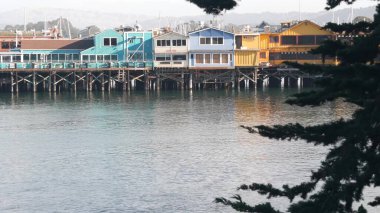 Renkli ahşap evler kazık ya da sütun, Eski Balıkçılar İskelesi, Monterey Körfezi.