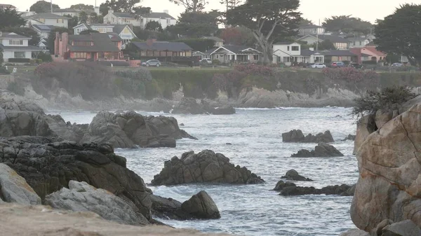 Plage de l'océan Rocheux, vagues s'écrasant, Monterey, Côte de Californie maisons en bord de mer. — Photo