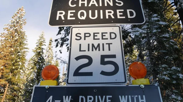 사슬이나 눈 타이어에는 도로 표지판 이 필요하였는데, 미국 캘리포니아주 요세미티의 겨울 숲이었다. — 스톡 사진