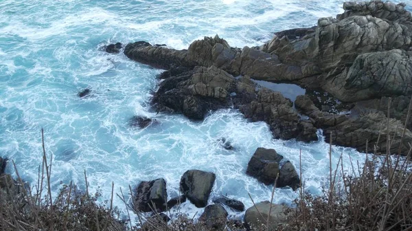 Кам'яна скеля, пляж океану, Пойнт-Лобос, Каліфорнійське узбережжя. Хвилі розбиваються.. — стокове фото