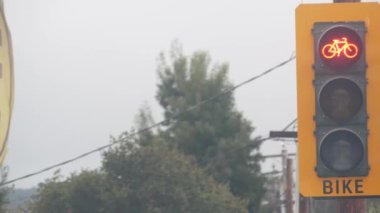 Kaliforniya 'da bisikletçiler için trafik ışığı sinyali. Bisiklet yolu geçiyor.