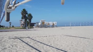 Kaliforniya sahilindeki voleybol maçı için voleybol sahası, ABD.
