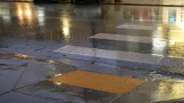 ABD 'deki şehir caddesinin ıslak asfaltına yağmur damlaları yağıyor, yansımalar.... — Stok video