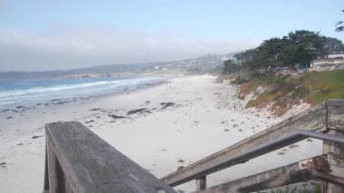 Okyanus kumlu plajı, Kaliforniya kıyıları, deniz dalgaları çarpıyor. Merdivenler ya da merdivenler