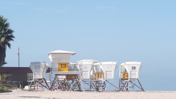 Suporte de salva-vidas e palmeira, torre de salva-vidas para surfar na praia da Califórnia. — Vídeo de Stock