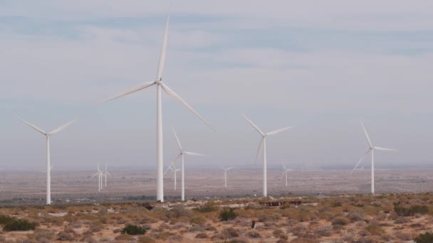 Větrné mlýny na větrné farmě, generátory energie větrných mlýnů. Desert windfarm, USA. — Stock video