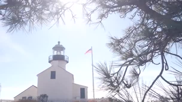 Vintage latarnia morska wieża, dom światła retro, staromodny klasyczny biały latarnia morska. — Wideo stockowe