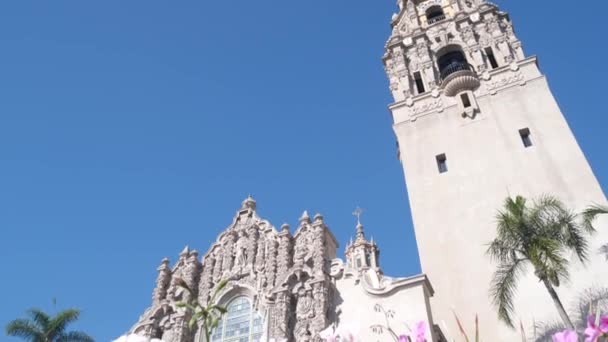 Spanska koloniala väckelse arkitektur, klocktorn, blomma, San Diego Balboa Park — Stockvideo