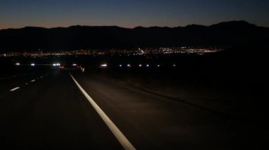 Gece çöl vadisi yolunda araba, alacakaranlıkta karayolu. Amerika 'ya yolculuk.
