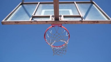 Basketbol sahası, turuncu halka, basket maçı için ağ ve sedye..
