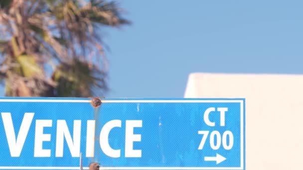 Venice beach street road skylt, Kalifornien stad, USA. Turistanläggning, palmer — Stockvideo