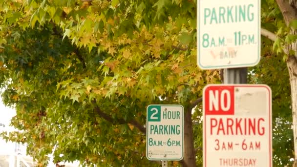 Groen parkeren en rood geen parkeerbord in de stad straat in Californië, Verenigde Staten. — Stockvideo