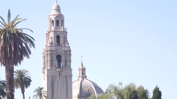 Spanyol gyarmati újjászületés építészet, Bell Tower dombormű, San Diego, Balboa Park — Stock videók