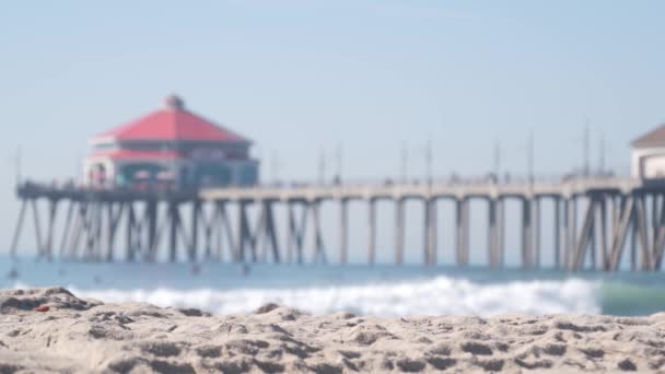 Ретро Хантінгтон пірс, серфінг в океанічних хвилях і пляжі, штат Каліфорнія, США. — стокове відео