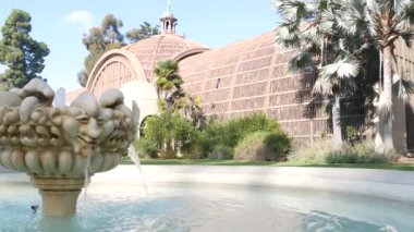 Bahçede botanik kubbesi, çimenler ve çeşme. San Diego Balboa Parkı