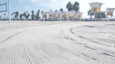 Cankurtaran standı ve palmiye ağacı, Kaliforniya sahillerinde sörf yapmak için can kurtaran kulesi..