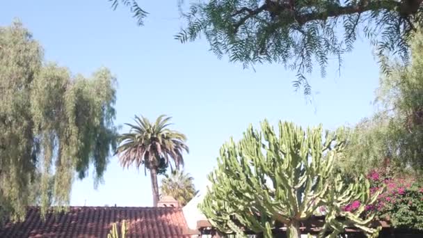 Atap rumah Meksiko tua berubin, ubin tanah liat keramik. Kebun Suburban California. — Stok Video