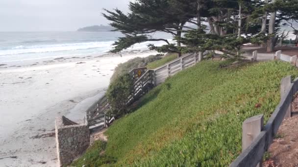 Playa de arena del océano, costa de California, olas de agua de mar rompiendo. Escaleras o escaleras — Vídeos de Stock