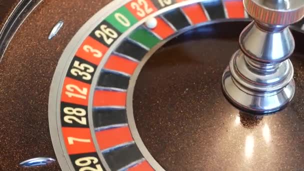 Balle sur table de roulette au casino. Roue tournant, tournant, tournant. Vert zéro. — Video