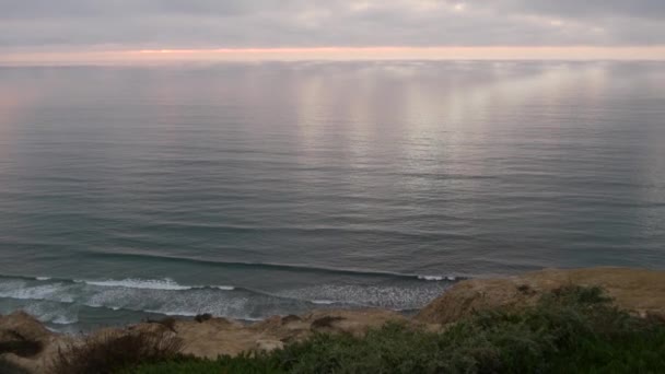 극적 인 일몰, 하늘 과 구름. Torrey Pines, California coast, sea sea water — 비디오