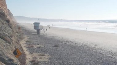 Dik uçurum, kaya ya da kayalık, Kaliforniya kıyısı. İnsanlar yürüyor, Torrey Pines plajı.