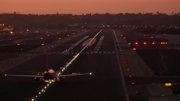 Landebahn des Flughafens nachts beleuchtet, Flugzeug oder Fluggesellschaft starten, Landebahn bei Sonnenuntergang. — Stockvideo