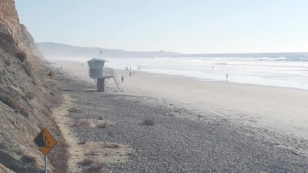 Ripida scogliera, roccia o roccia, costa californiana. Persone a piedi, Torrey Pines spiaggia — Video Stock