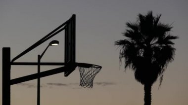 Basketbol oyununun silueti için hazır ve nazır. Basketbol sahası, California plajı.