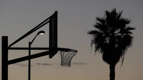 Hoop και δίχτυ για σιλουέτα αγώνα μπάσκετ. Γήπεδο μπάσκετ, Καλιφόρνια παραλία — Αρχείο Βίντεο