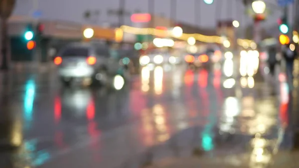 Lichten reflecteren op de weg bij regenachtig weer. Palmbomen en regenval, Californië. — Stockfoto
