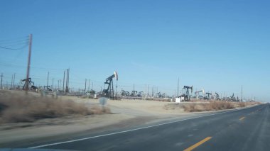 Petrol sahasında pompa valeleri, ABD. Petrol kuyularına ham fosil çıkarma ekipmanları
