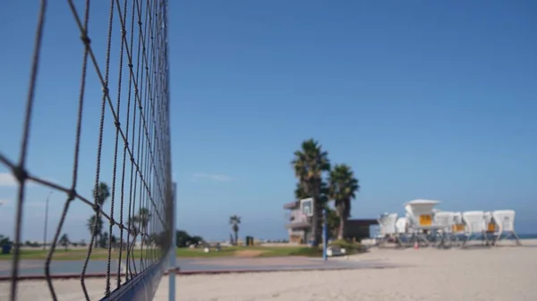Volleyballnetz auf dem Platz für ein Volleyballspiel am Strand, Kalifornien Küste, USA. — Stockfoto