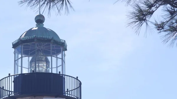 Vintage lighthouse tower, retro light house, old fashioned beacon, fresnel lens. — Stock Photo, Image