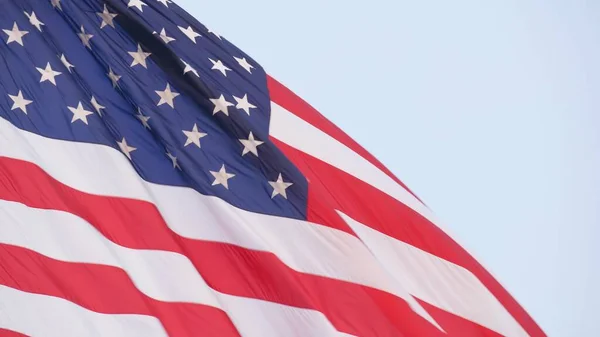 アメリカの国旗が風になびいている。旗竿で風に吹かれる国のシンボル波. — ストック写真