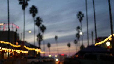 Ocean Beach 'te palmiye ağaçları, Kaliforniya' da alacakaranlık ışıkları, San Diego, ABD.