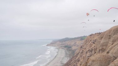 Torrey Pines yamaç paraşütü uçuşu. Paraglider uçuyor. Kaliforniya Okyanus Kıyısı Uçurumu