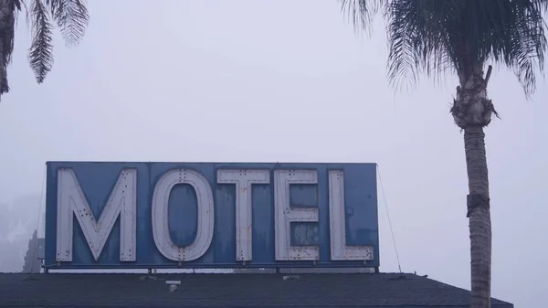 道路モーテルやホテルの標識、霧の霧の天気カリフォルニア州、米国。ヤシの木. — ストック写真