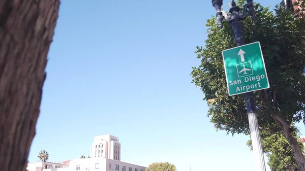 Havaalanı yeşil yol işareti, yön oku, uçak ikonu, San Diego, Kaliforniya ABD. — Stok fotoğraf