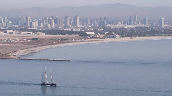 Stadtsilhouette von San Diego, Stadtbild der Innenstadt, Kalifornien, Point Loma. Fregatte. — Stockfoto