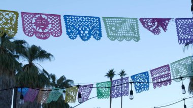 Meksika delikli papel picado bayrağı, festival bayrakları, kağıt mendil çelengi.