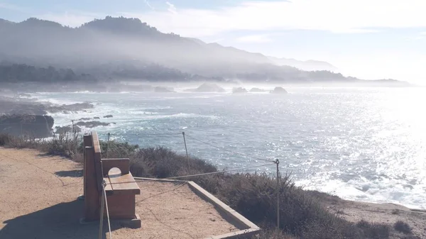 Plage d'océan escarpée rocheuse, Point Lobos, côte californienne. Banc vide sur le sentier. — Photo
