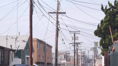Kaliforniya şehir sokağındaki elektrik hatları ya da kabloları. Elektrik arzı.