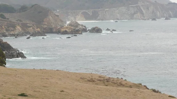 Pont du ruisseau Bixby, océan, temps brumeux brumeux. Californie côte du Pacifique autoroute — Photo