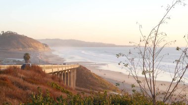 Pasifik kıyısı karayolu köprüsü, Torrey Pines plaj günbatımı, California yol gezisi