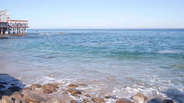 Strandnära café på högar eller pelare, Monterey beach, Kaliforniens kust — Stockfoto